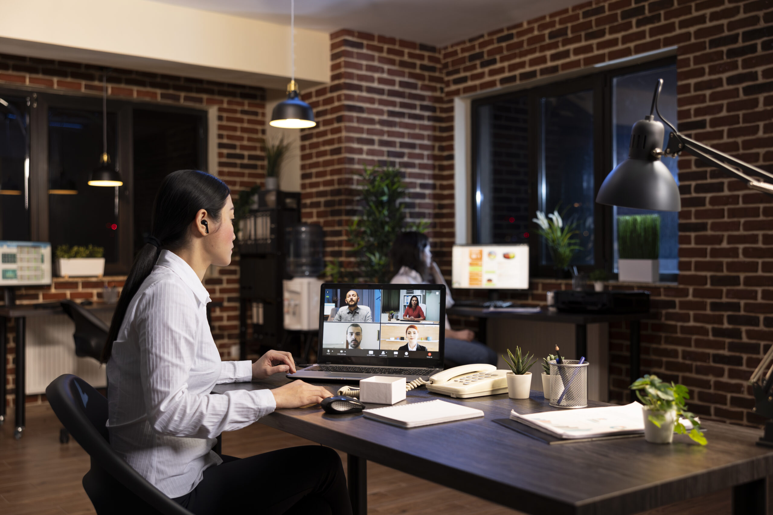 Tingkatkan Profesionalisme Bisnis dengan Ruang Meeting & Virtual Office Eksklusif Graha Office Surabaya 2 asian manager virtual meeting night 1 scaled