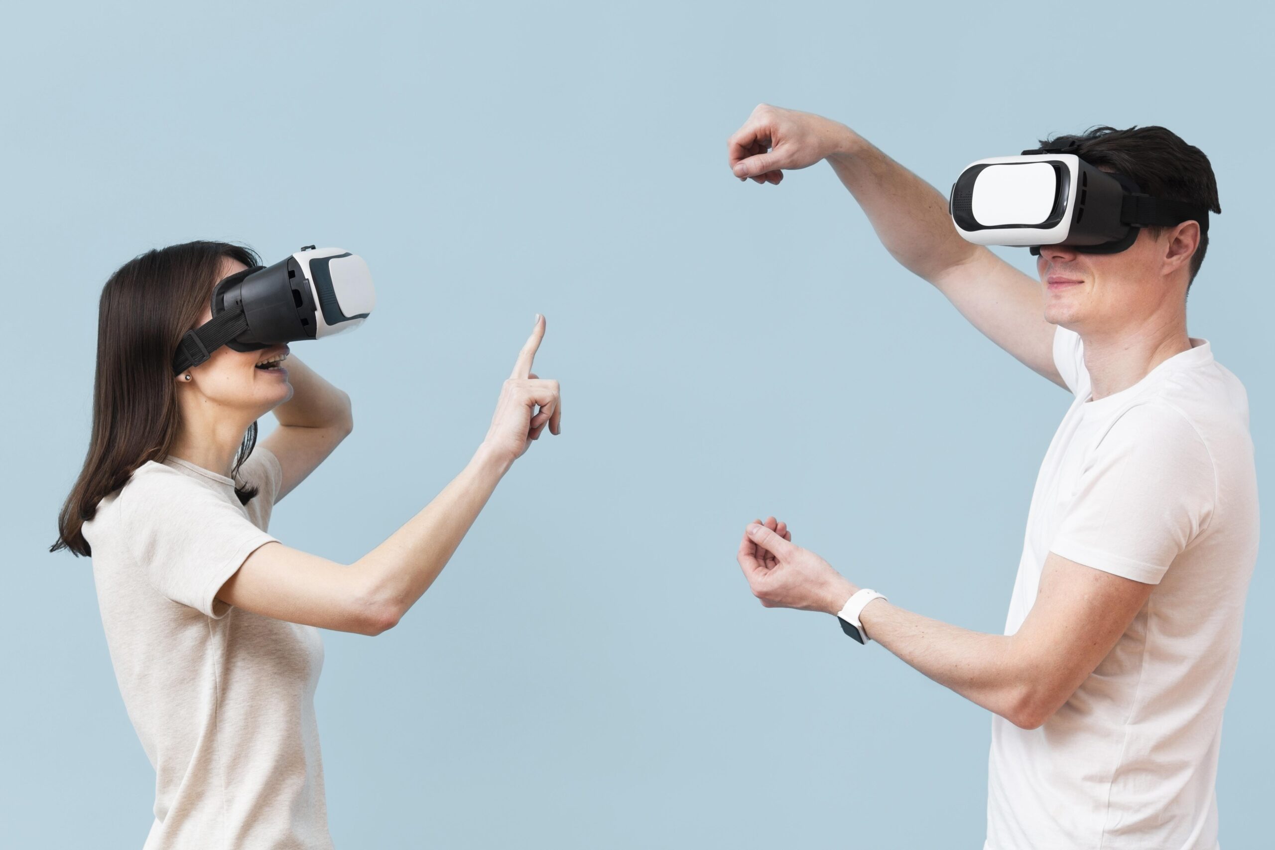 Tingkatkan Profesionalisme Bisnis dengan Ruang Meeting & Virtual Office Eksklusif Graha Office Surabaya 5 side view couple having fun with virtual reality headset scaled