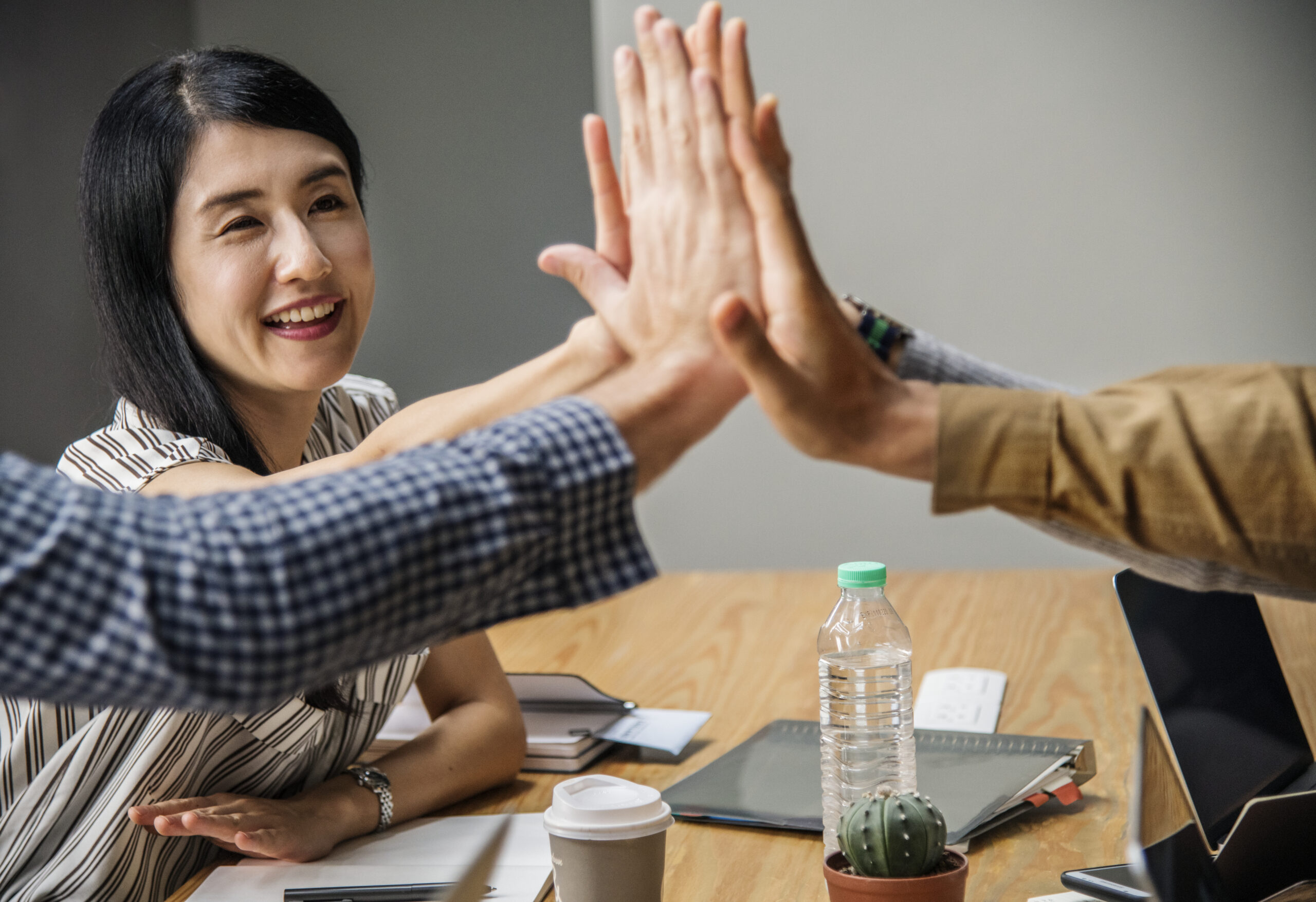 Tren Hybrid Work 2025: Graha Office Surabaya Hadirkan Ruang Kerja Fleksibel untuk Bisnis 3 team business people scaled